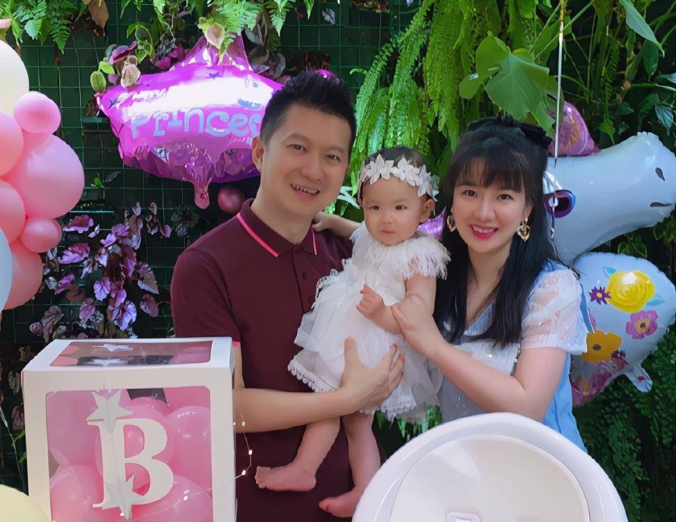 原创37岁红果果近照曝光与老公绿泡泡回家探亲和女儿一起显亲密