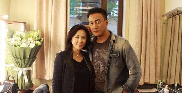 原创胡军豪宅意外曝光二层别墅还附带花园装修豪华家中餐厅似酒店