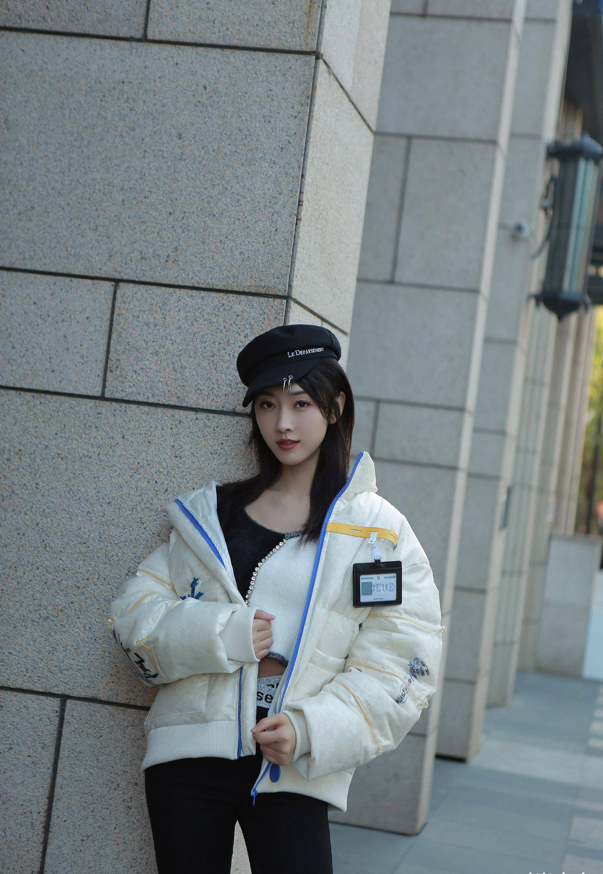 《陈情令》里让人惊艳,今上浪姐2依旧抢眼,披蓝色毯子柔美_宣璐_上衣