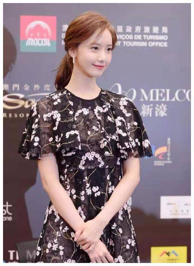 林允儿淡妆状态真俊,穿14569碎花长裙出活动,29岁嫩到19不夸张_女性