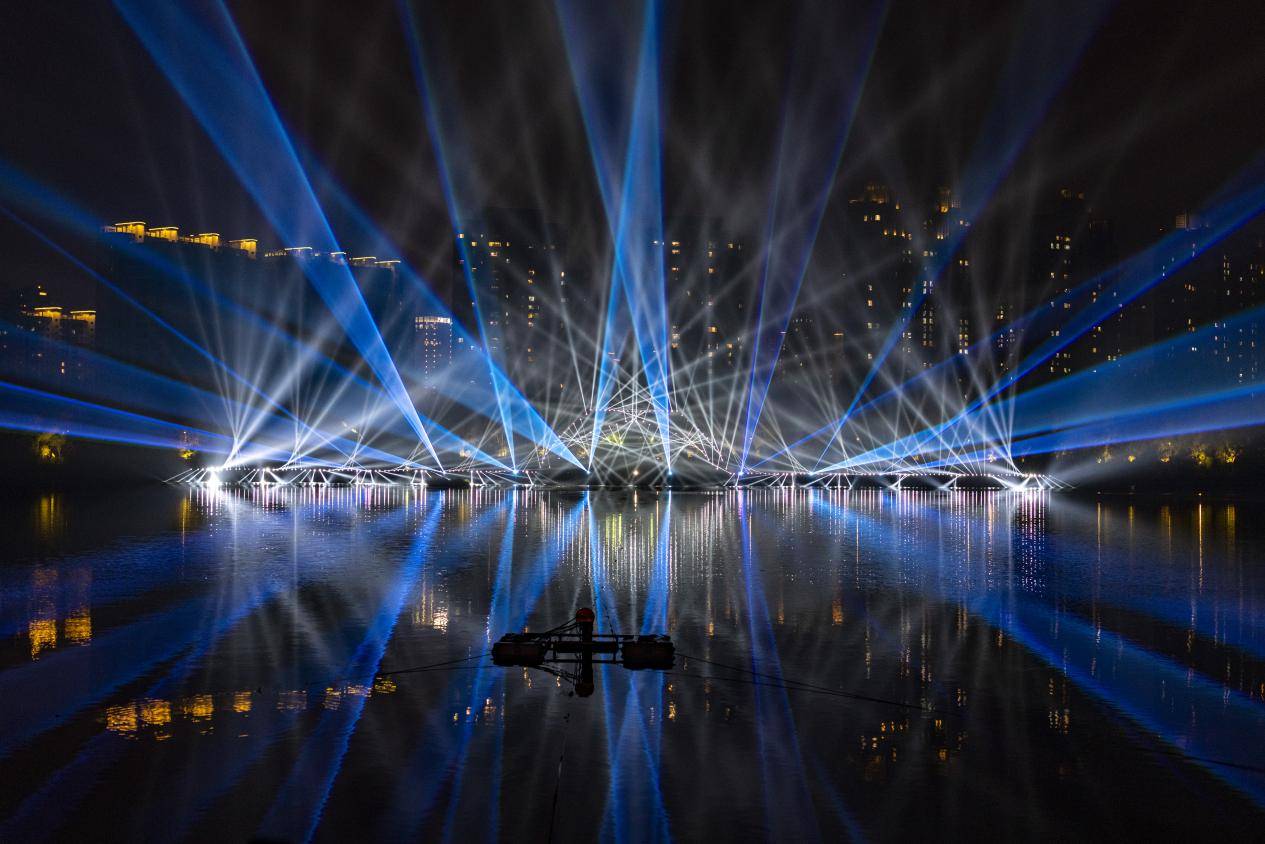 沈阳浑河上演现代科技激光秀