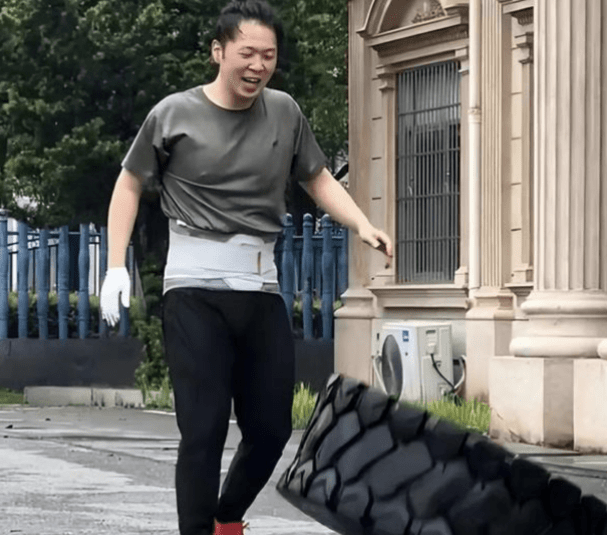 杜海涛为了准备与沈梦辰的婚礼,私下里付出了很多努力,他专心于瘦身