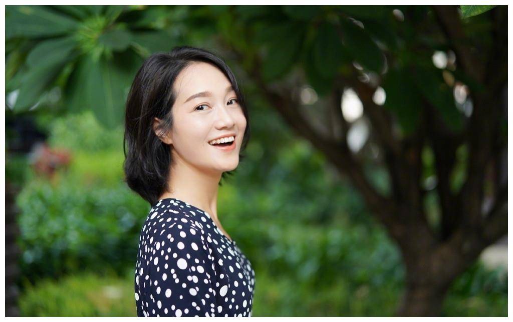 原创朱丹转行做模特连换四套裙装风格百变活成38岁女人最美的样子