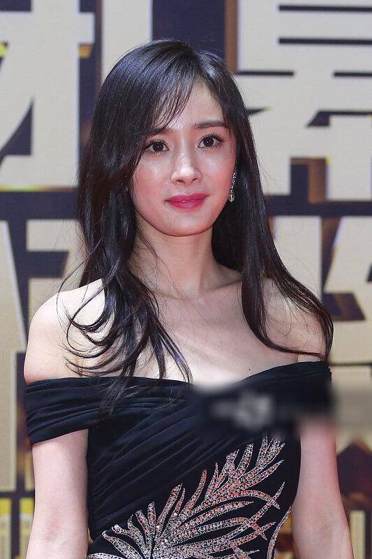 杨幂离了精修颜值崩塌眼周皮松脸出油一放生图就成了老大妈