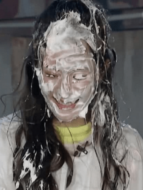 杨幂被蛋糕糊脸,无奈素颜接受采访,网友:确定是素颜?_保养_化妆_时间