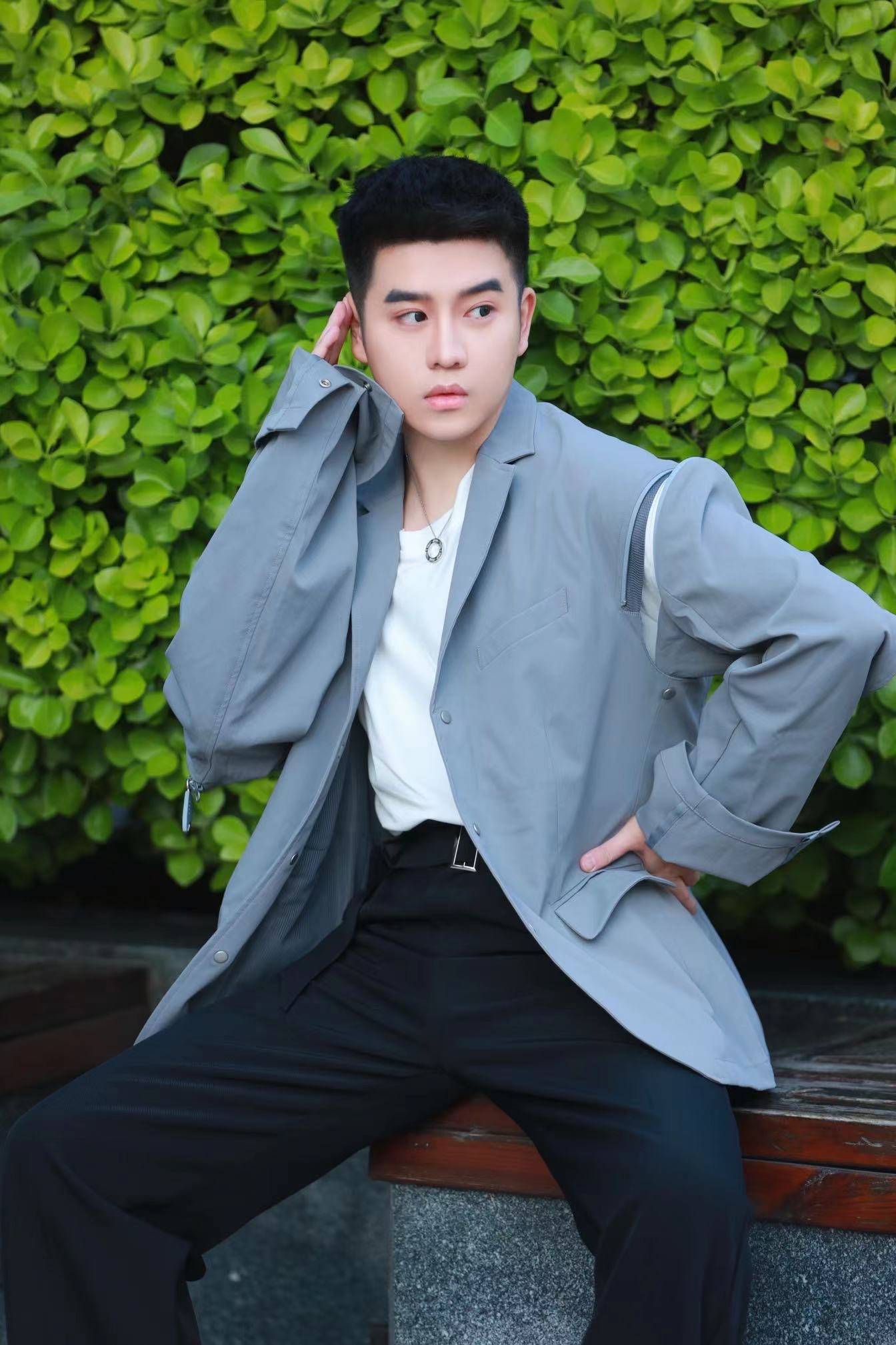 孙震才不是无趣的青年男歌手