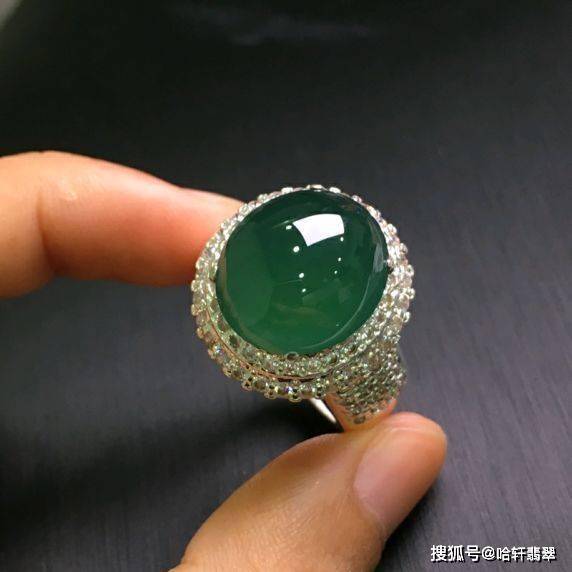 精准拿捏「中老年审美」的油青翡翠,为何被划分入低档行列?