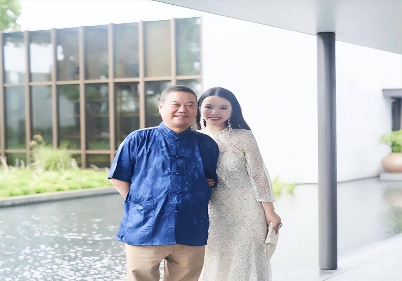 余晚晚,"梦天木门"的总裁余静渊之女,是实打实的"坐拥百亿资产"的中国