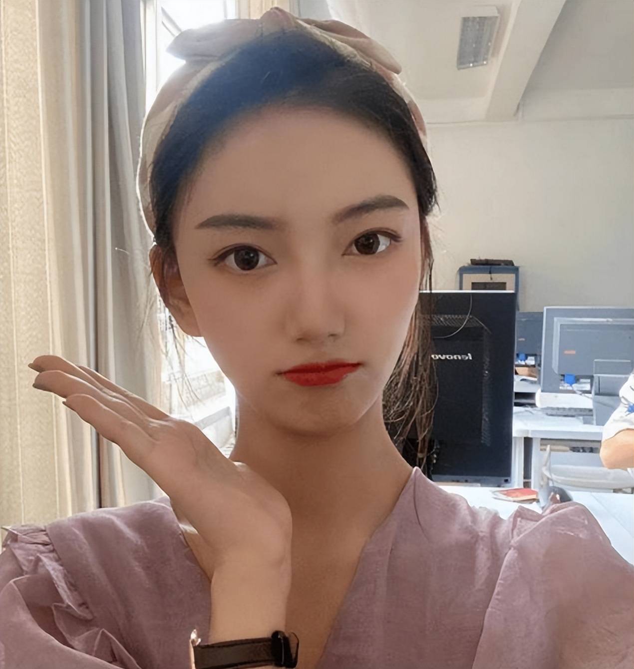 原创青岛大学举牌女生很吸睛五官端正获百万点赞如行走的招生简章