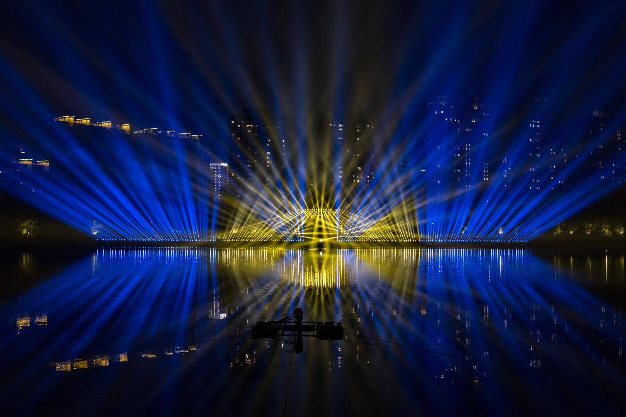 沈阳浑河上演"现代科技激光秀"_城市_沈水之_热度