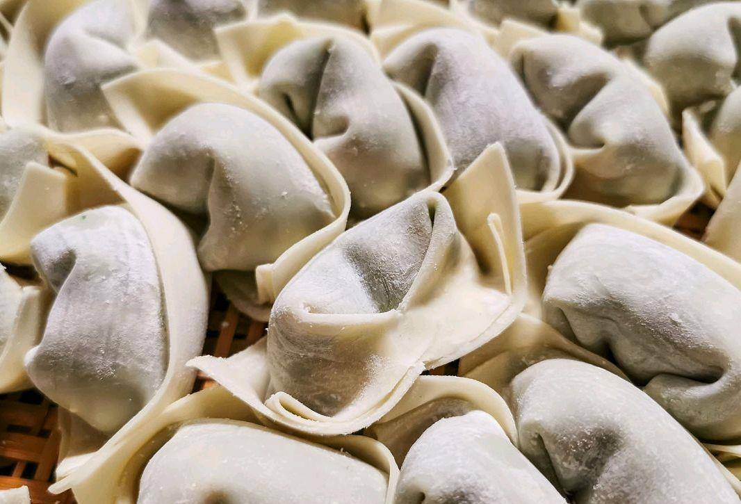 克,小馄饨皮2斤调料:鸡蛋1个,姜泥30克,蚝油50克,胡椒粉4克,白糖2克