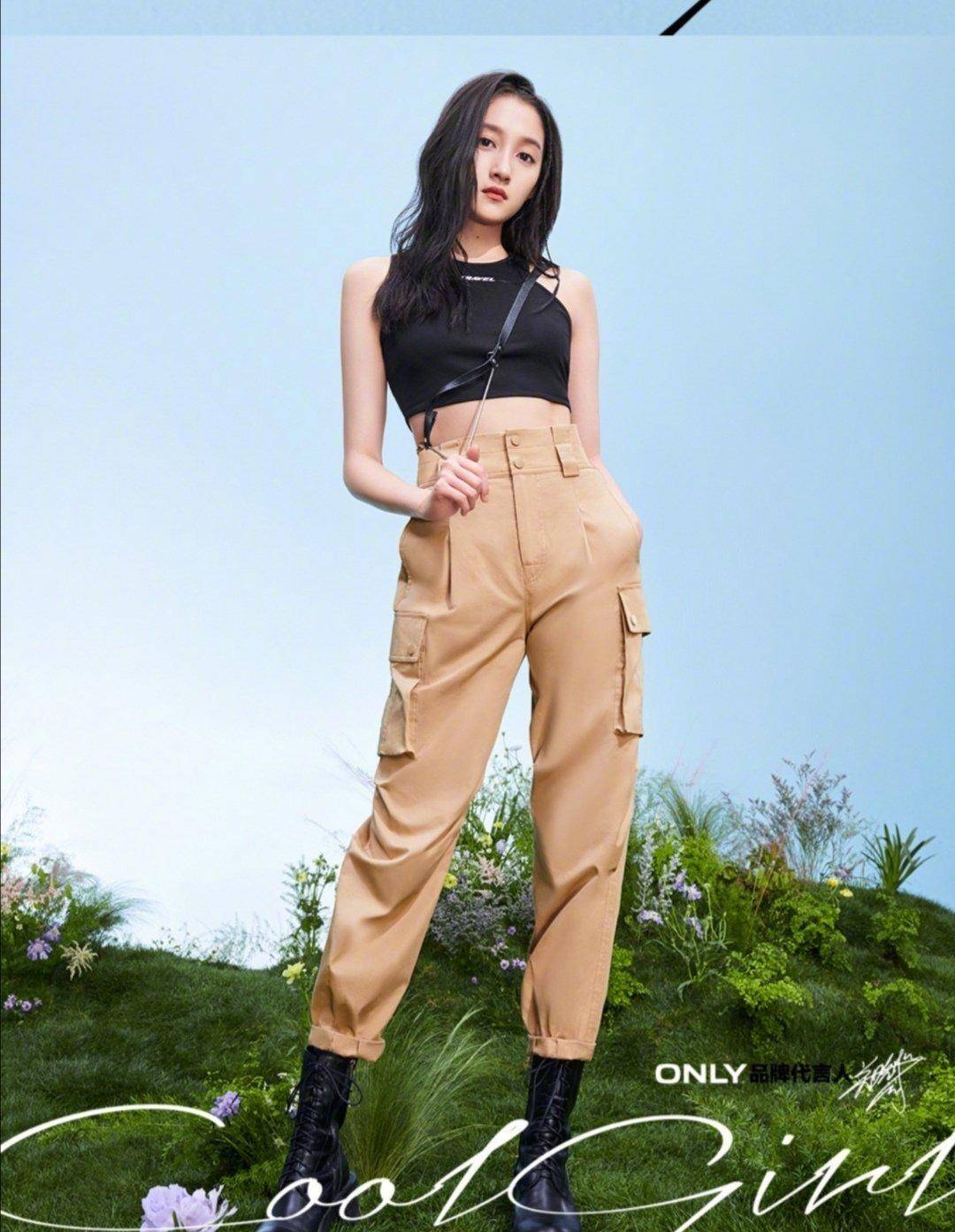 原创男友视角下的关晓彤穿上淡黄的长裙露出美丽锁骨太诱人了