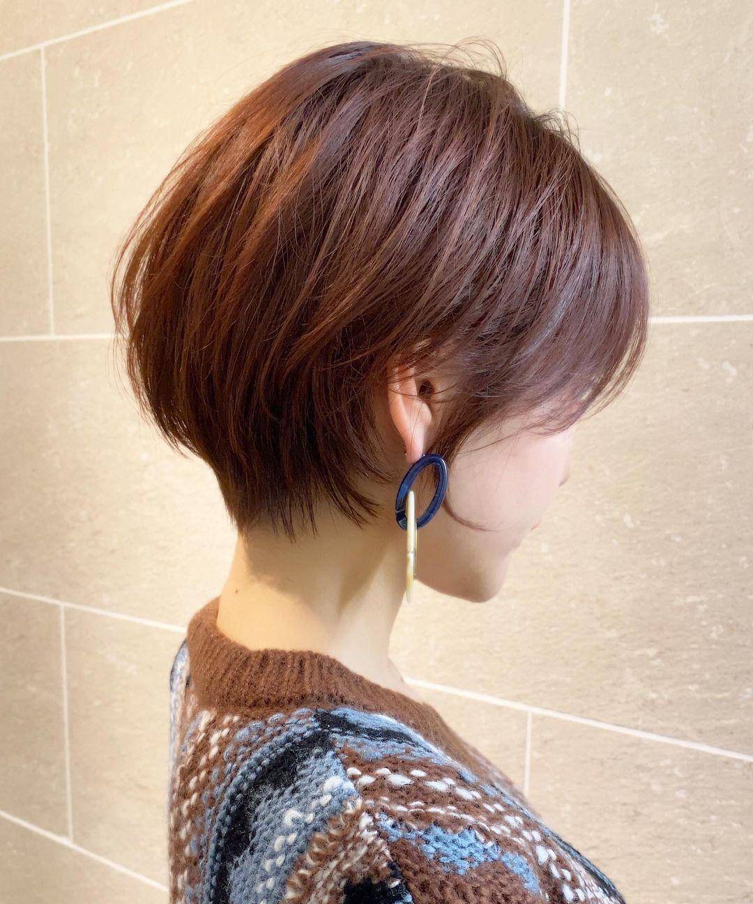 好看的短发平时还可以把侧面的头发挂到耳后,这样从从侧面来看把头发