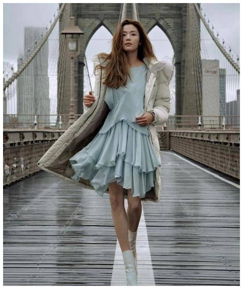 原创全智贤的秋季穿搭真大气羽绒服搭配薄荷绿色连衣裙穿出高级感