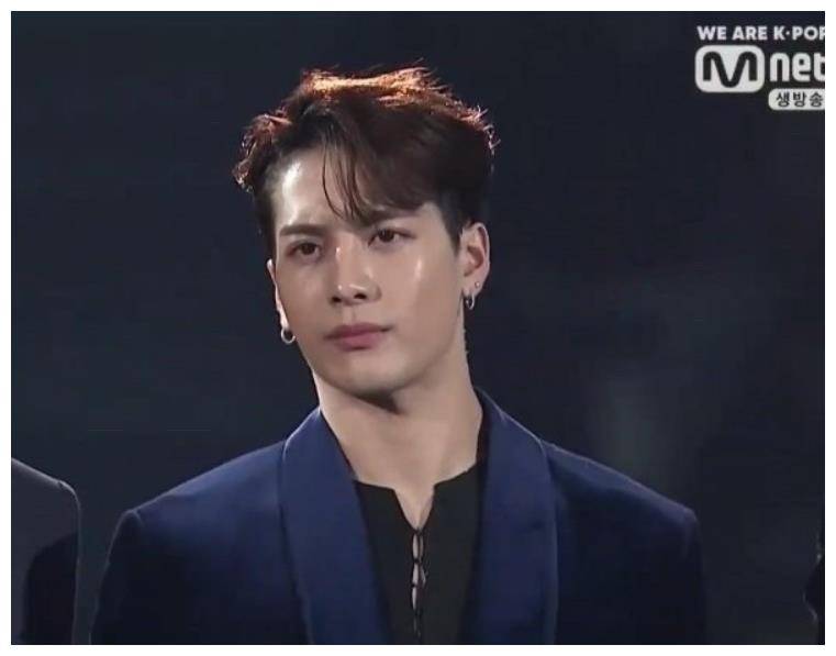 因为像《还珠格格》的女演员的刘海,所以火了.