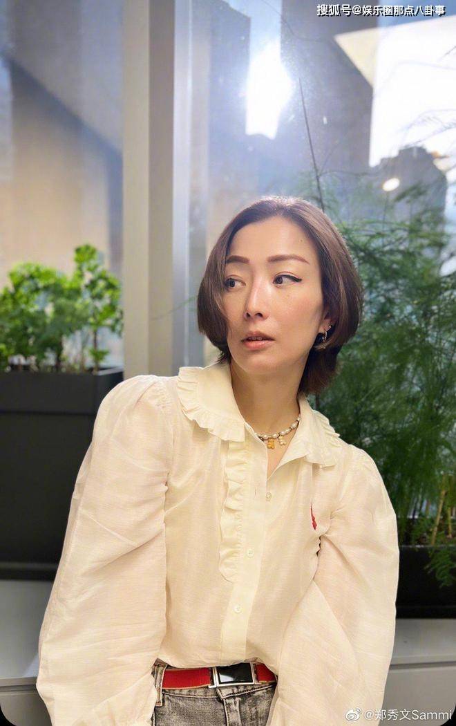 近日,郑秀文受邀担任关心妍演唱会嘉宾,一身中性露背装造型惊艳大秀好