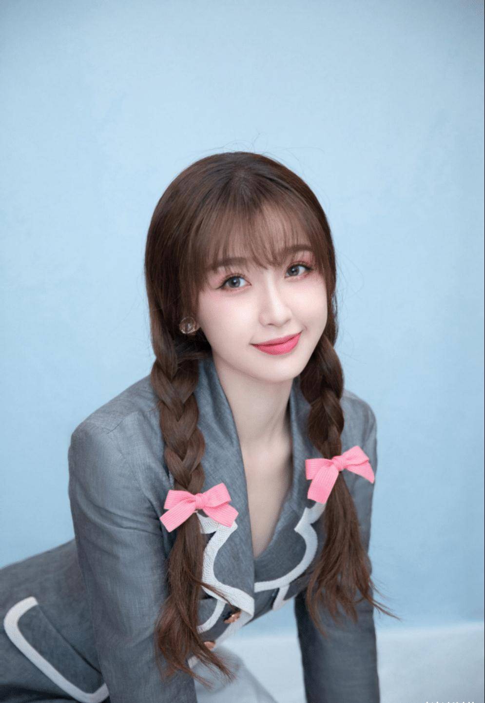 原创虞书欣作为学姐回归青你3啦穿jk校服裙绑双麻花辫超甜美