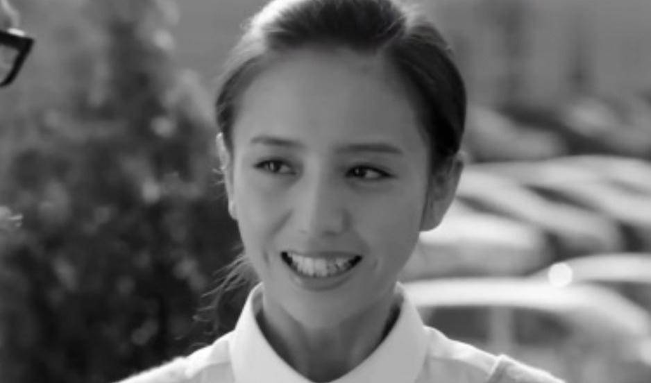 不过虽然佟丽娅静静地微笑很有气质,但当她露出牙齿开始微笑时,还是有