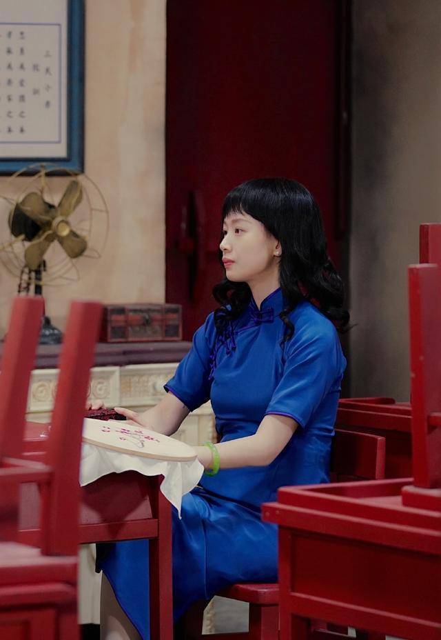 李梦的骨相美,90后小花中少有,土气的蓝旗袍也难掩文艺气质_阴丹士林