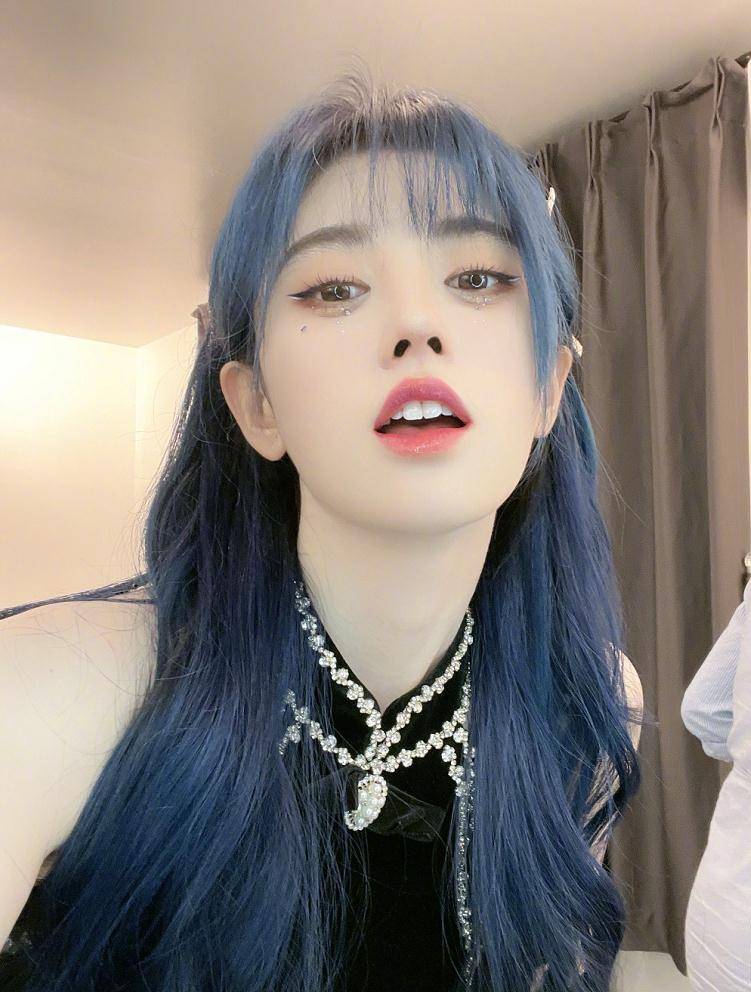 原创有种整容叫鞠婧祎染蓝发本以为是非主流结果却美到犯规