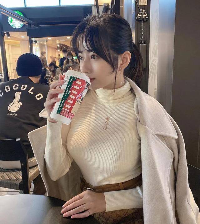 她被称为“宅男理想女友”，颜值身材双在线，s型身材尤为突出