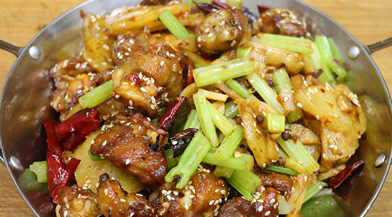 本期干锅鸡块的视频制作全过程,大家可以参考厨易202