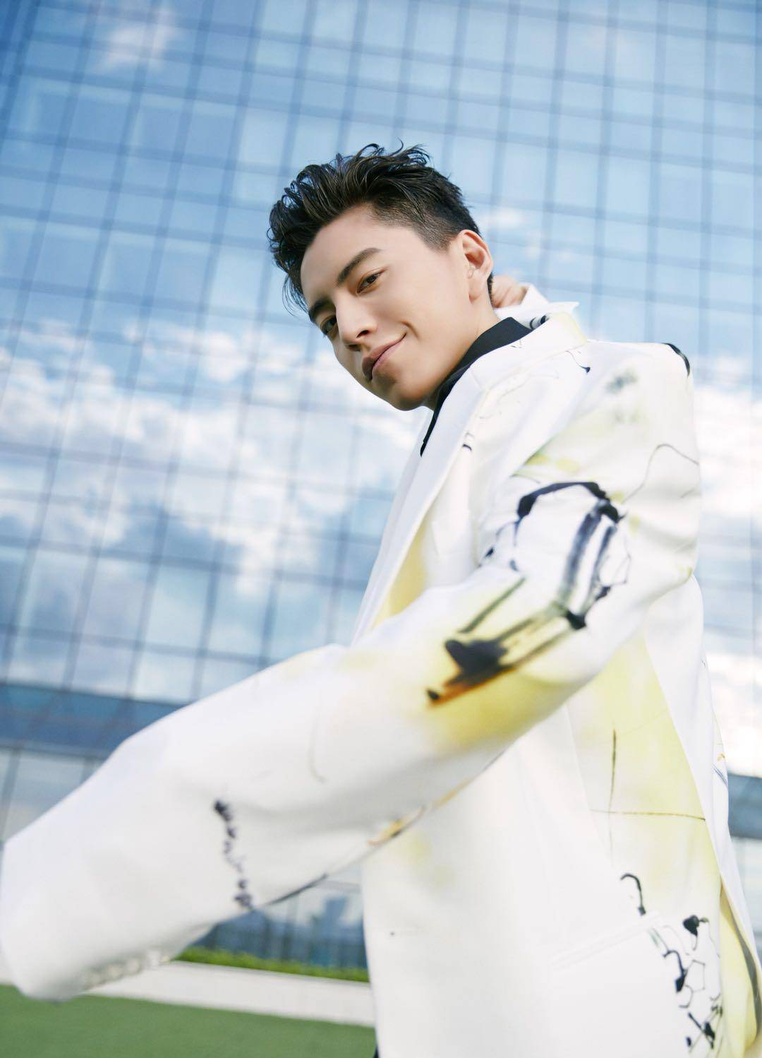 王大陆的穿搭不仅抓人眼球,还独一无二,越来越期待他的造型了_小白