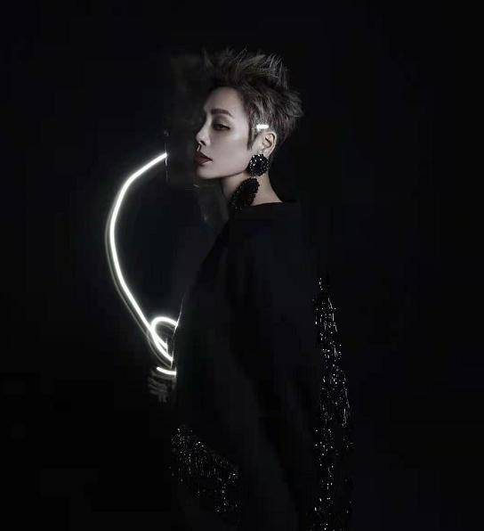 原创宁静不愧是巨星梳大背头涂大红唇气场全开太霸气比张雨绮还美