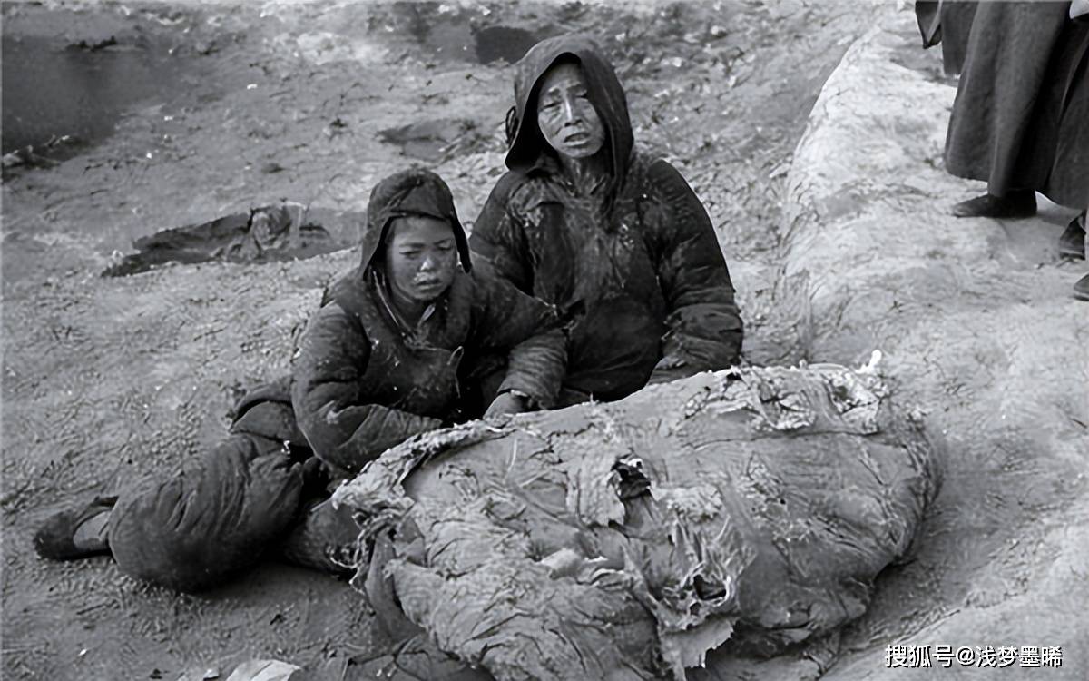 清朝年间,两乞丐街头耍"人面蛇",让人心惊胆寒:此非蛇而是人_东西