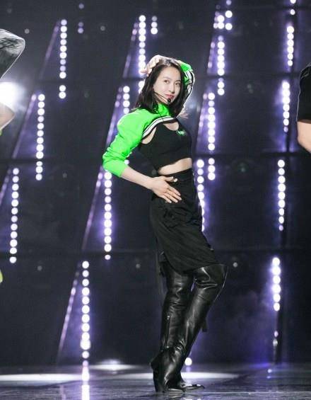 原创宋茜草地版包身裙惹眼外搭皮质背背佳显身材中分人鱼卷更浪漫