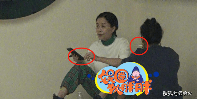 那英吉克隽逸休息室抽烟!素颜出镜动作熟练