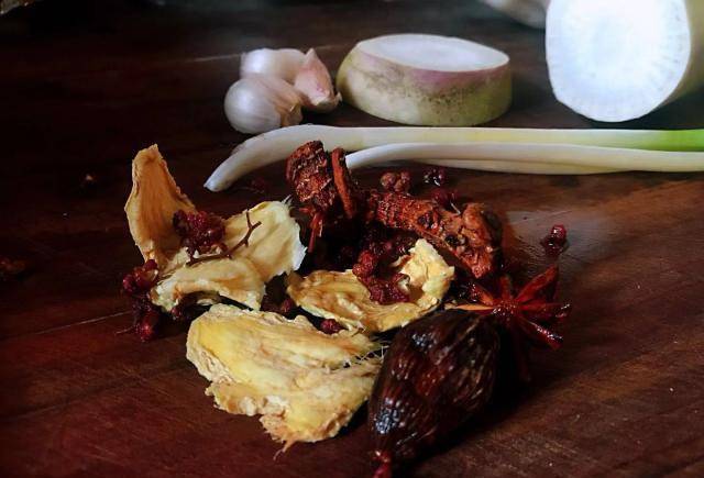 时,一些调味料是必不可少的,尤其是猪肉味道臊,去腥去臊味全靠调味料