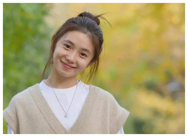 与易烊千玺撞脸,被嘲像二人转演员_网友_长相_下巴