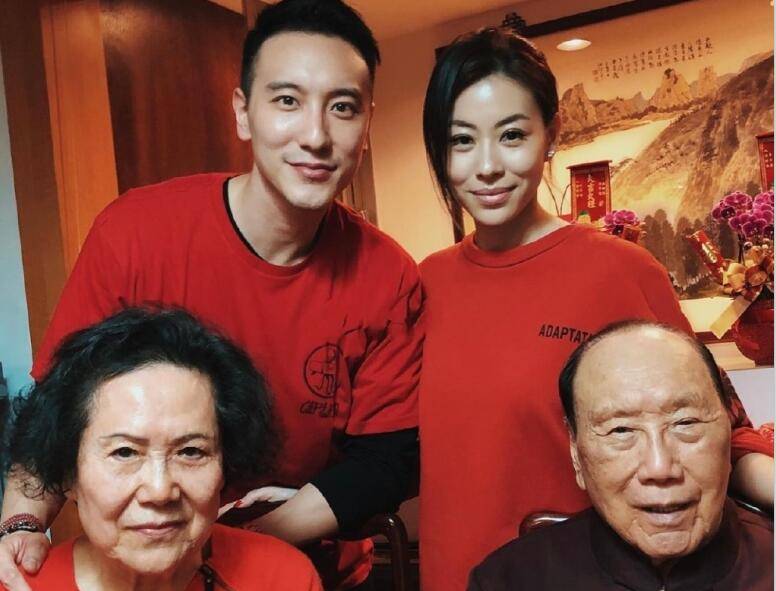 祖父还官拜少将,其父蓝建仪亦一生戎马,年幼的蓝琼缨随父亲在广州定居