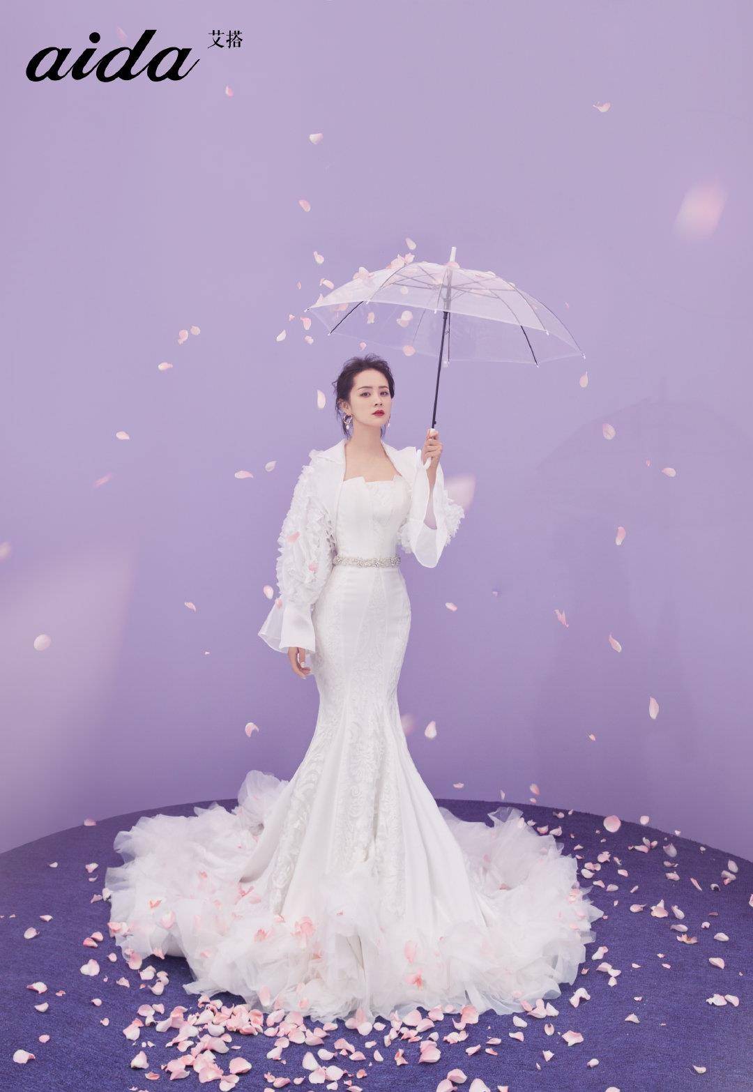 邓莎和儿子登杂志封面34岁无论颜值还是身材都很好格外迷人