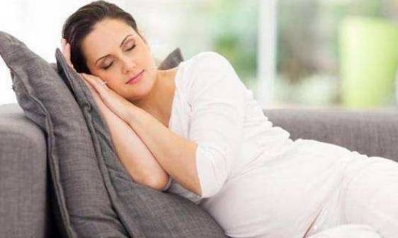 孕期睡觉频繁翻身，可能影响宝宝健康发育，新手孕妈别不在意