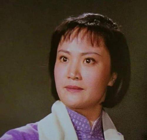 她在剧中的发型在当时被叫做"柯湘头",引得无数青年男女模仿.