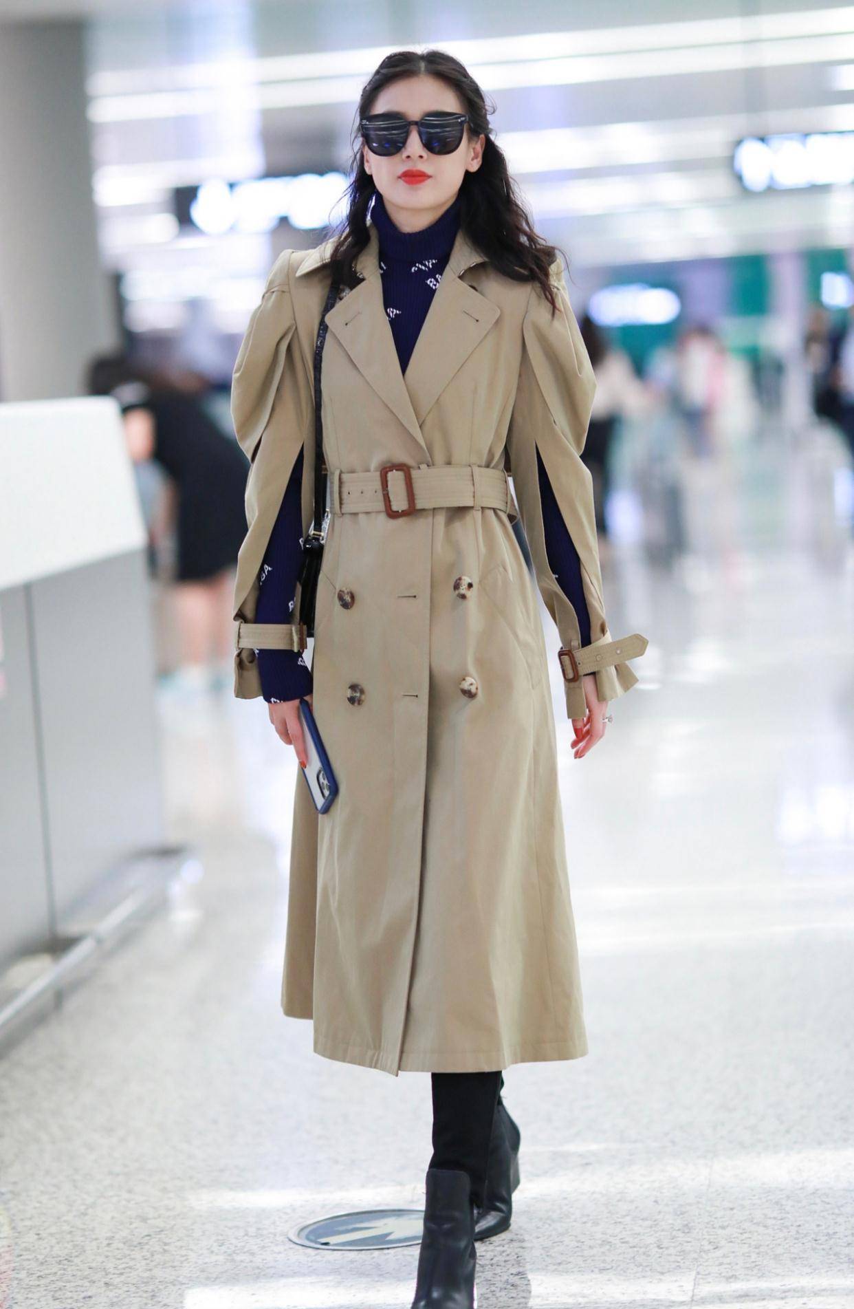 原创被37岁黄圣依美到了穿卡其色风衣配编发美如18岁少女