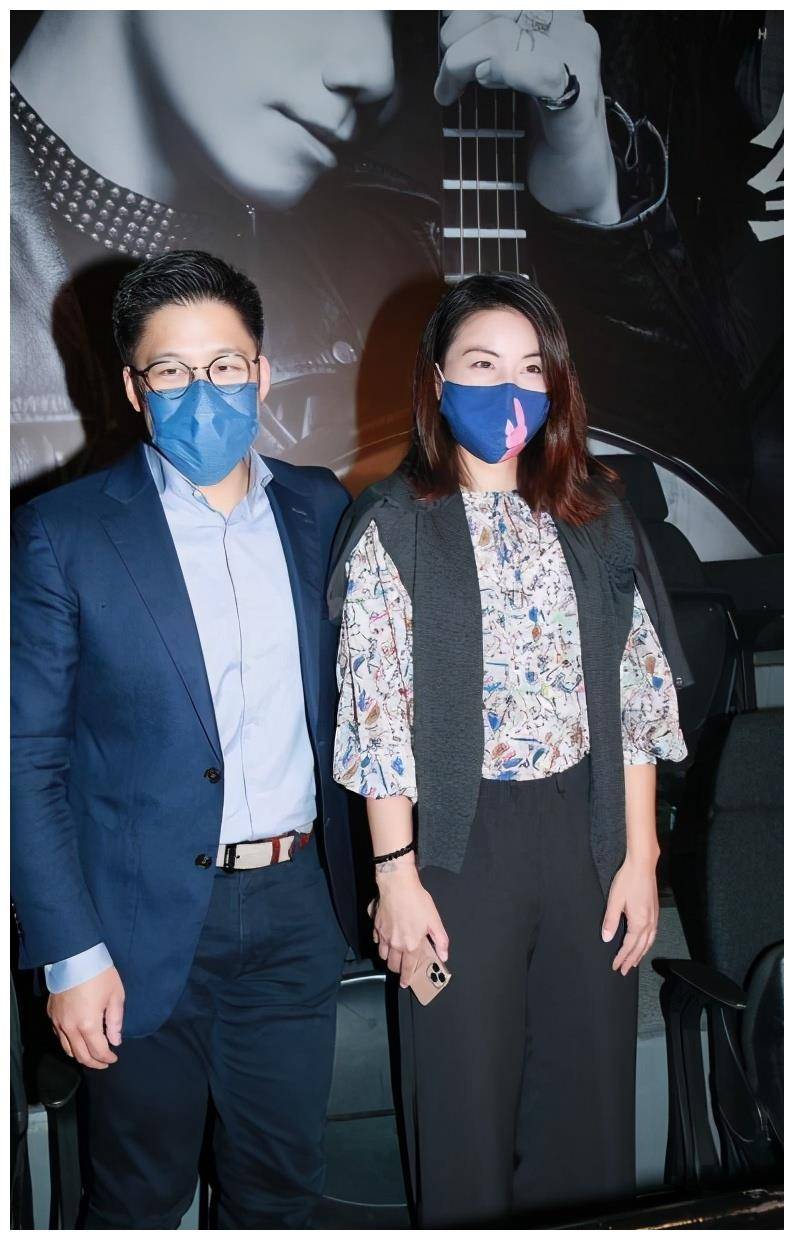 郭晶晶四胎石锤穿红色长裙小腹隆起明显夫妻俩挽手靠肩好恩爱