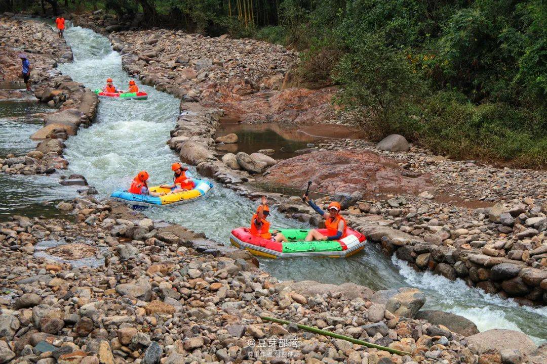 山涧溪水里乘风破浪豆芽宝带你漂流