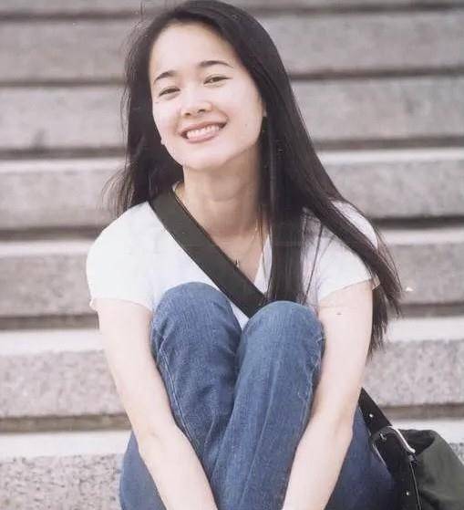 如今再看左小青年轻时的旧照,和现在的她相比,甚至可以说是没有任何的