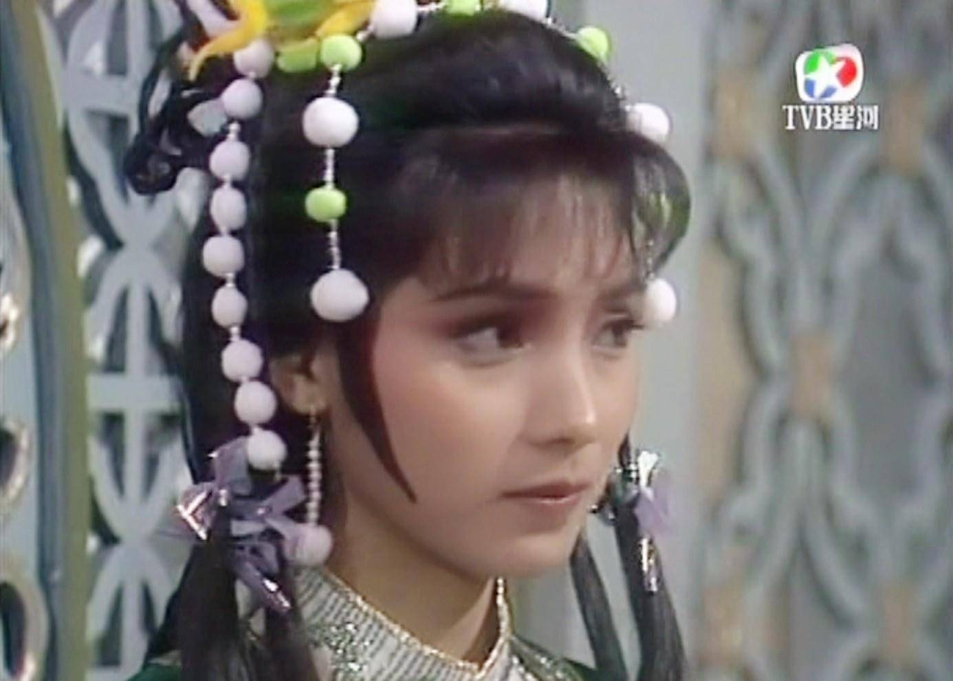 2,青莲公主(戚美珍饰演)不仅在扮相上与原著里"秀美中透着英气"的