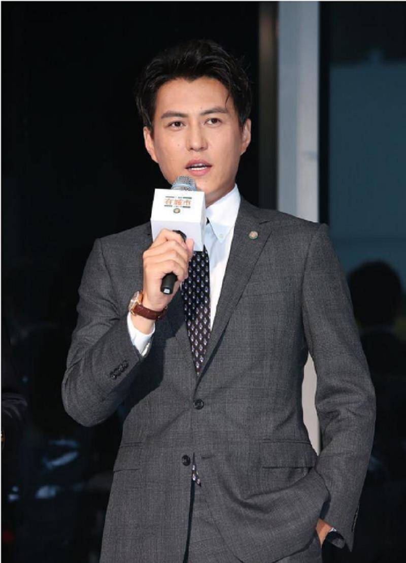 44岁靳东近照曝光身材发福让人认不出男神也难逃中年尴尬