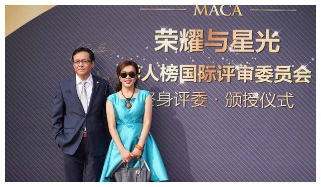 原创             64岁刘晓庆终于穿对了，蓝色连衣裙搭配宝石项链，扎低马尾超减龄