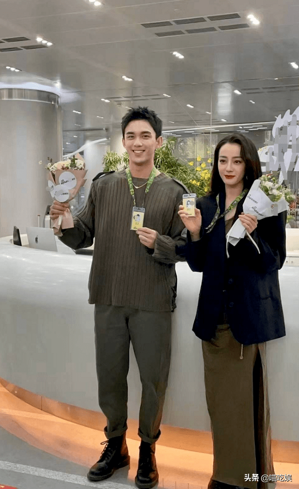 原创迪丽热巴被男粉挤到墙边惊慌大叫吴磊伸出双臂保护男友力爆棚