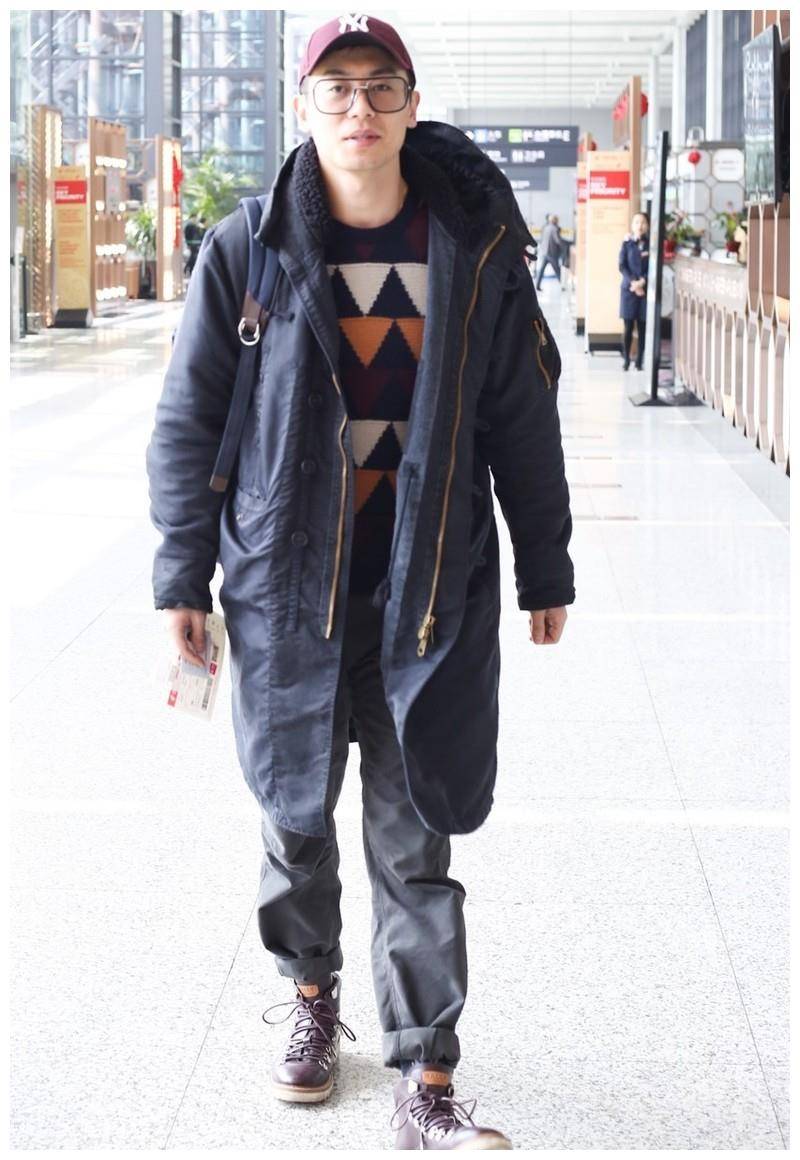 原创朱亚文穿毛衣外套走机场北欧风气质十足35岁充满少年感