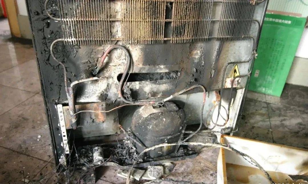 原创阳台上的冰箱突发爆炸防盗窗被炸飞问题可能出在制冷剂泄漏上