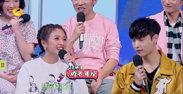 节目里面基本女主持都出现在张艺兴的镜头里面,前面是何炅鬼鬼张艺兴