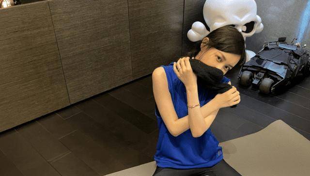 潘玮柏的妻子晒健身照片,大长腿抢镜,用毛巾挡脸十分俏皮_宣云_孟佳