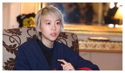 这也让很多人吐槽她有些不男不女.